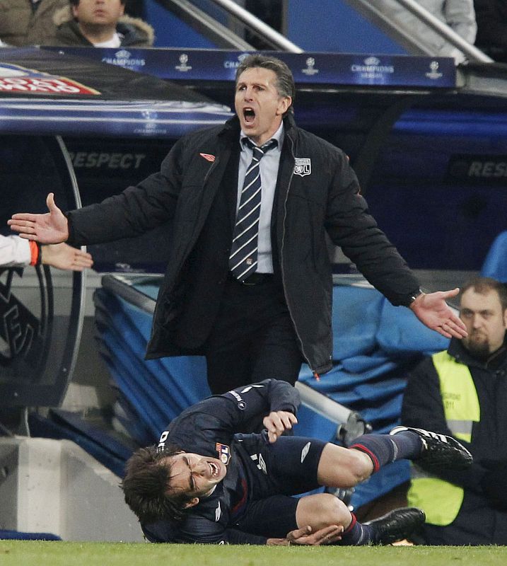 El entrenador del Olympique de Lyon, Claude Puel, junto al centrocampista argentino de su equipo, César 'Chelito' Delgado.