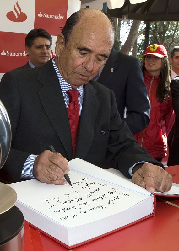 Emilio Botin, Chairman of euro zone's largest bank Santander, writes a message of support for Ferrari Formula One driver Fernando Alonso, in Santander