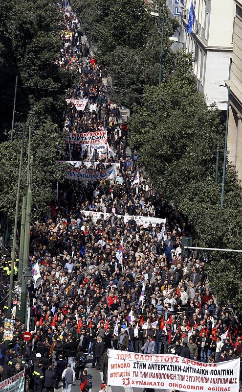 Una manifestación recorre el centro de Atenas