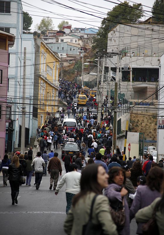 Los chilenos buscan los cerros más altos tras llevarse consigo algunas de sus pertenencias.