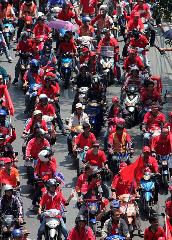 DETRACTORES DEL GOBIERNO EXIGEN EN LAS CALLES LA INMEDIATA DISOLUCIÓN DEL PARLAMENTO Y ELECCIONES ANTICIPADAS