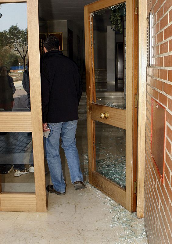 Cristales rotos en la entrada de la casa de la Rambla del Poble Nou, 161, donde han sido arrestados algunos presuntos miembros de la mafia.