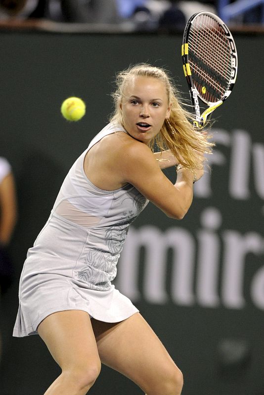 La tenista danesa Caroline Wozniacki devuelve la bola a la rusa Maria Kirilenko.