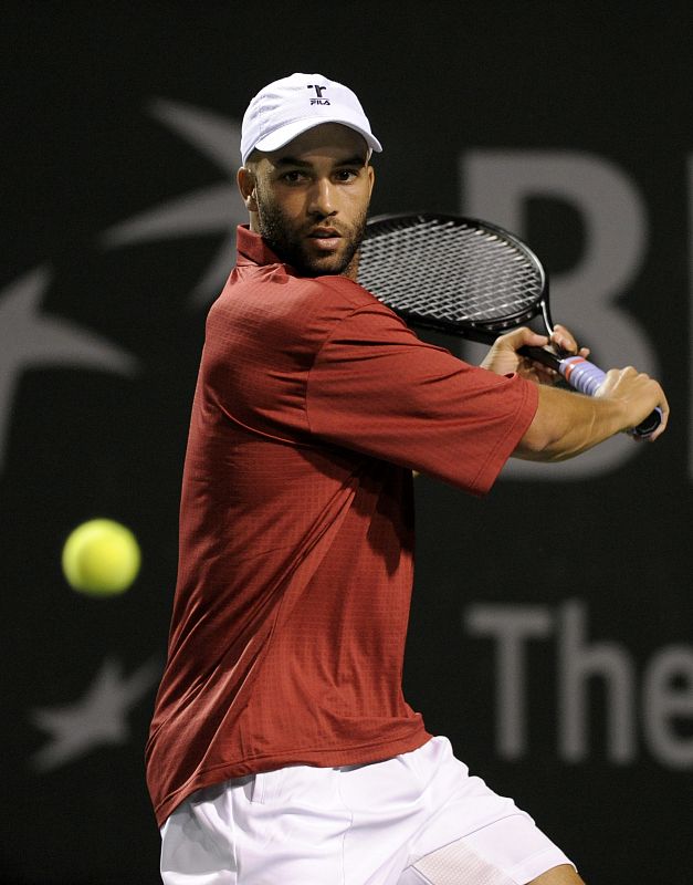 El tenista estadounidense James Blake le devuelve la bola a su rival español David Ferrer.