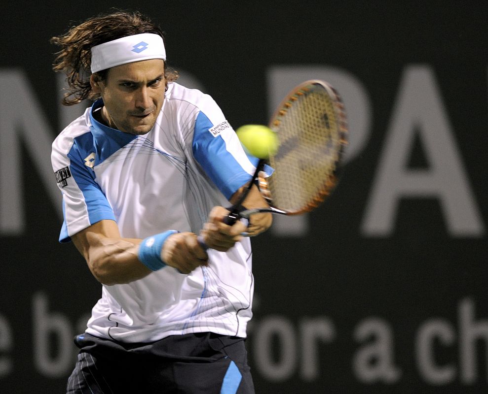 El tenista español David Ferrer le devuelve la bola a su rival estadounidense James Blake.