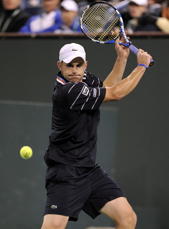 El tenista estadounidense Andy Roddick devuelve la pelota ante Yen-Hsun Lu.