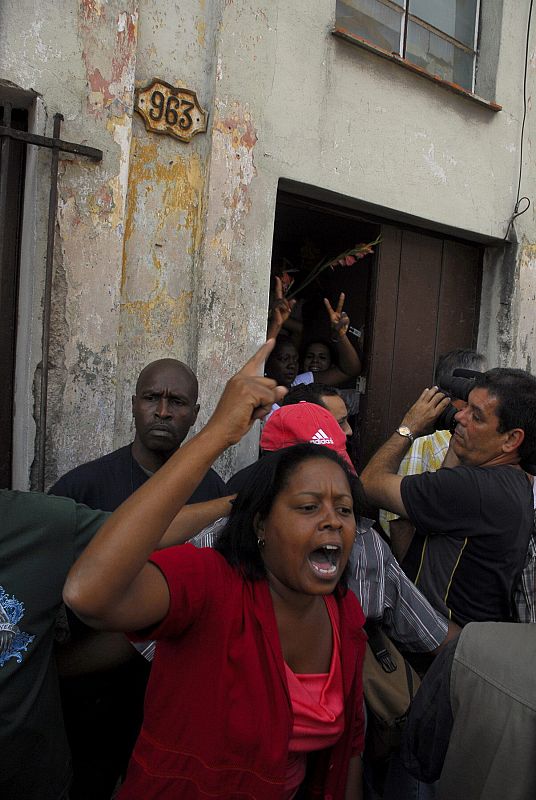 CONTRA-MANIFESTACIÓN OFICIALISTA A MARCHA DE LAS DAMAS DE BLANCO CUBANAS