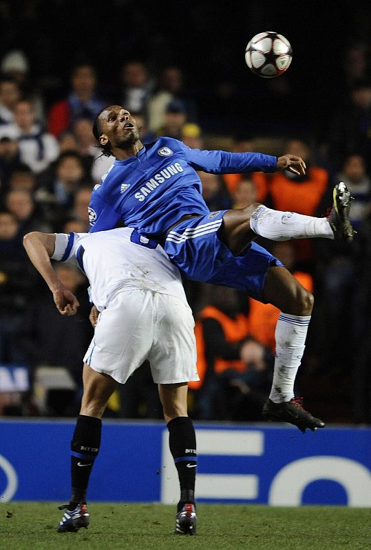 Drogba cae defendido por Lucio.