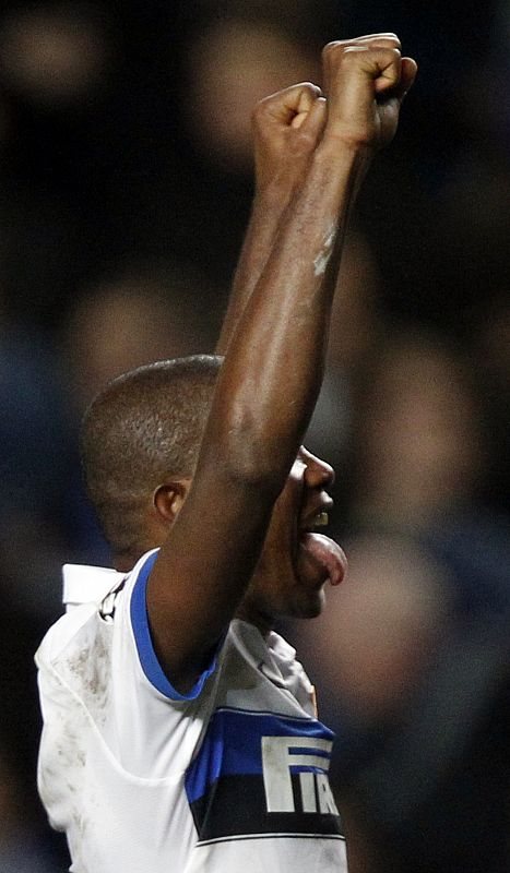 Eto'o celebra su importante gol en Stamford Bridge.