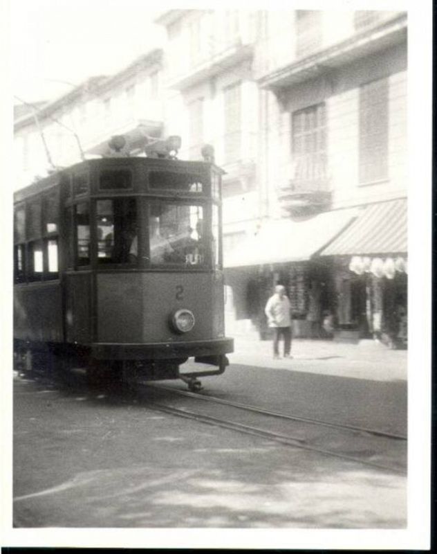 Antiguo tranvía de Bilbao, a su paso por el Arenal en los años 50.