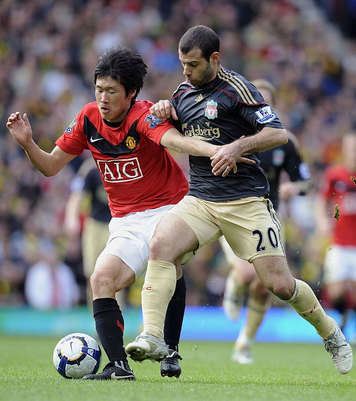 Park Ji Sung ha sido uno de los más activos del Manchester United. En la imagen, presionado por Mascherano.