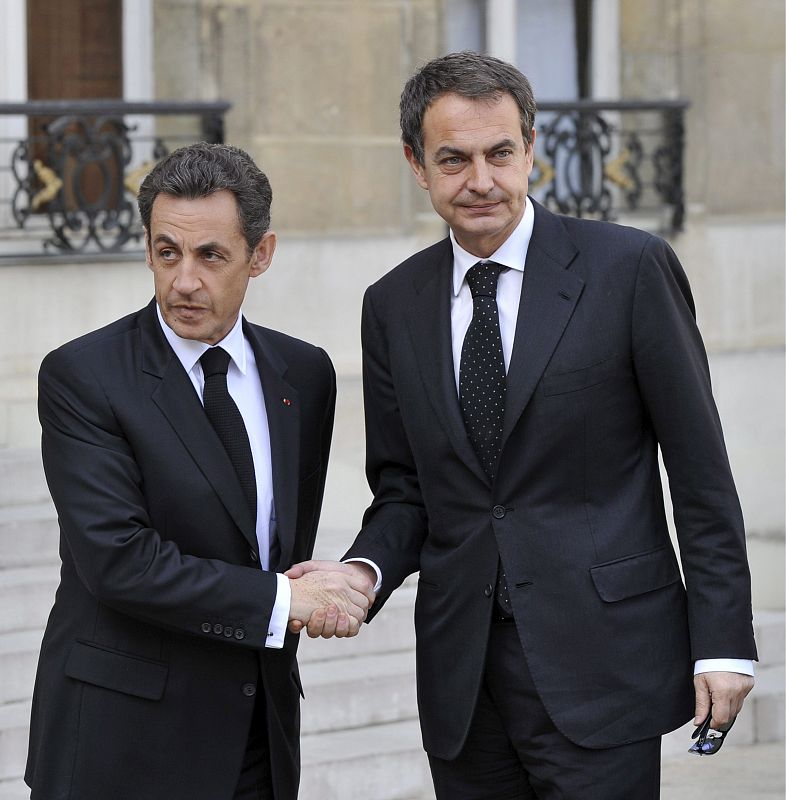 Zapatero ha sido recibido por Sarkozy en El Elíseo antes de asistir al funeral