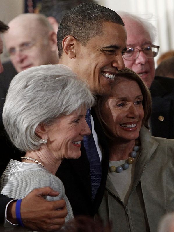 Dos de las artífices de convertir en realidad el sueño de Obama, Nancy Pelosi y la secretaria de Sanidad Kathleen Sebelius.