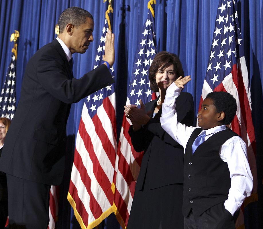 Además de dedicar la firma de la ley a Marcelas, con quien ha chocado la mano, Obama ha tenido un recuerdo para su madre, "que luchó durante años contra el cáncer y las aseguradoras".