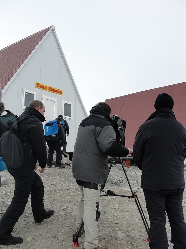 Científicos españoles entrando a su casa en la base búlgara