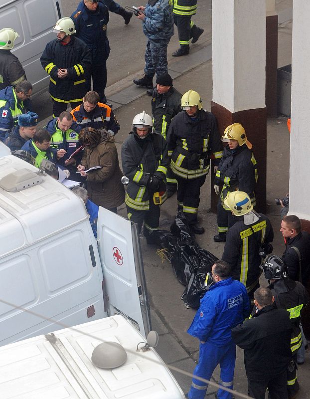 Las fuerzas de emergencia trasladan a una de las víctimas mortales que ha dejado el atentado suicida