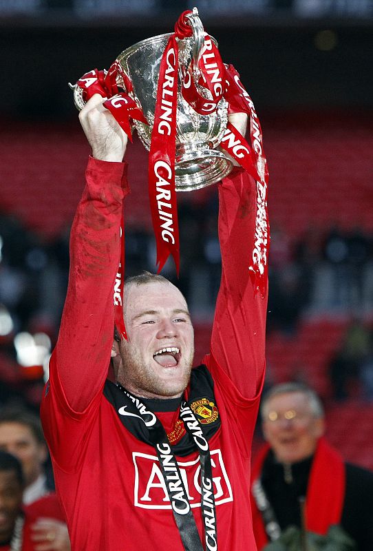 Un gol de Rooney contribuyó a que el Manchester United ganara la Carling Cup al Aston Villa.