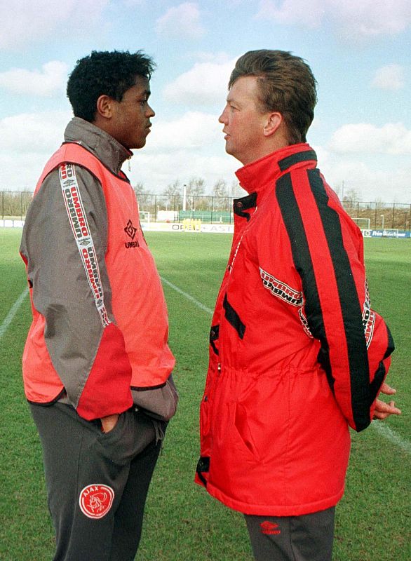 Van Gaal, junto a Patrick Kluivert, uno de sus jugadores predilectos.