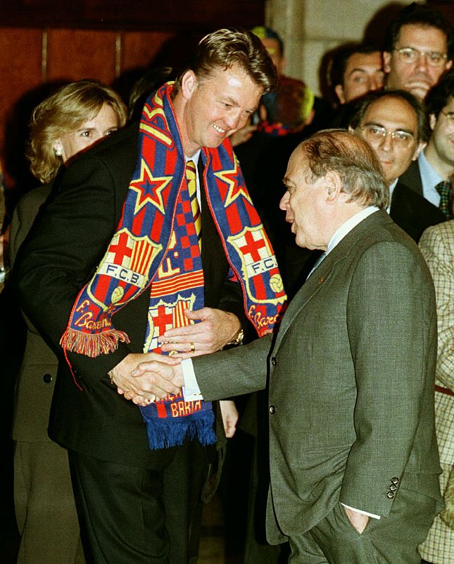 BARCELONA'S VAN GAAL CONGRATULATED BY PUJOL.