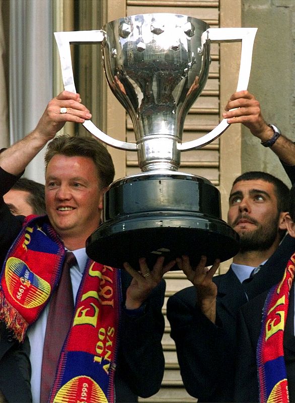 Van Gaal, junto a Guardiola, celebrando la Liga que ganó con el Barcelona.