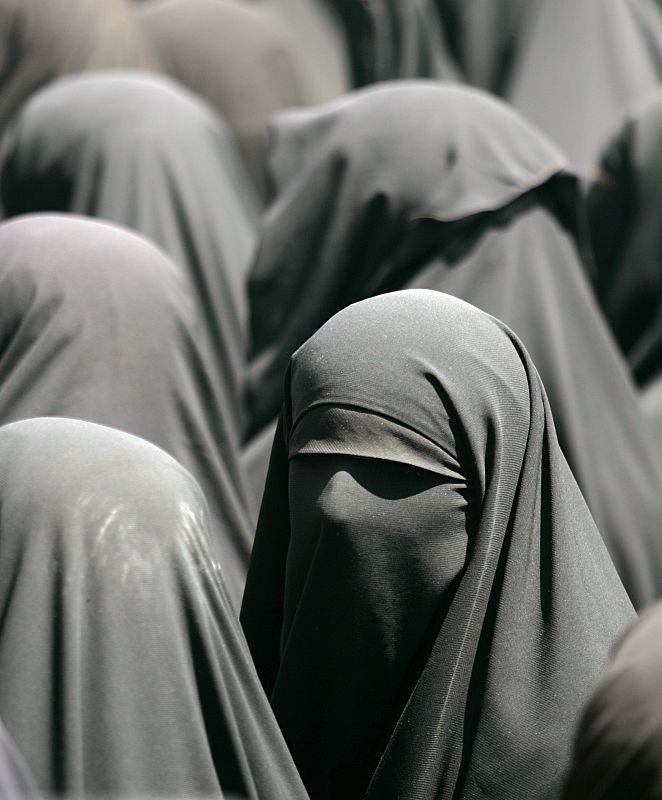 Un grupo de mujeres con el' burka' protesta ante el Parlamento yemení por un proyecto de ley que prohíbe a las menores de 17 años casarse.