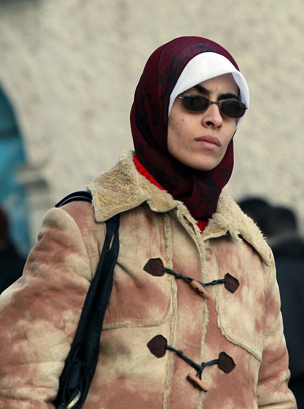 Mujer con atuendo actual lleva un hiyab, el velo más tradicional y común para las musulmanas.
