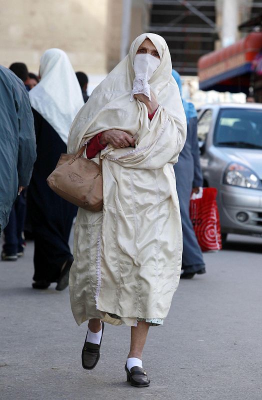 Una mujer viste un 'haik', típico de Argelia y parecido al 'niqab', aunque este deja al descubierto manos y piernas.