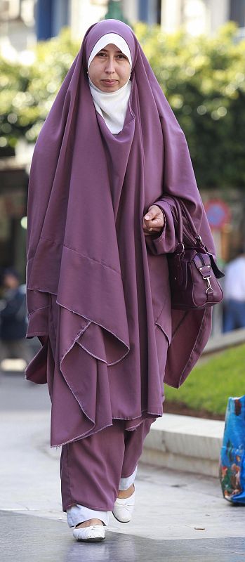 Una mujer argelina pasea con un chador, de influencia iraní.