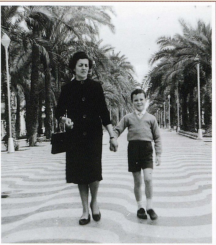 Paseando por la explanada de Alicante junto a su madre