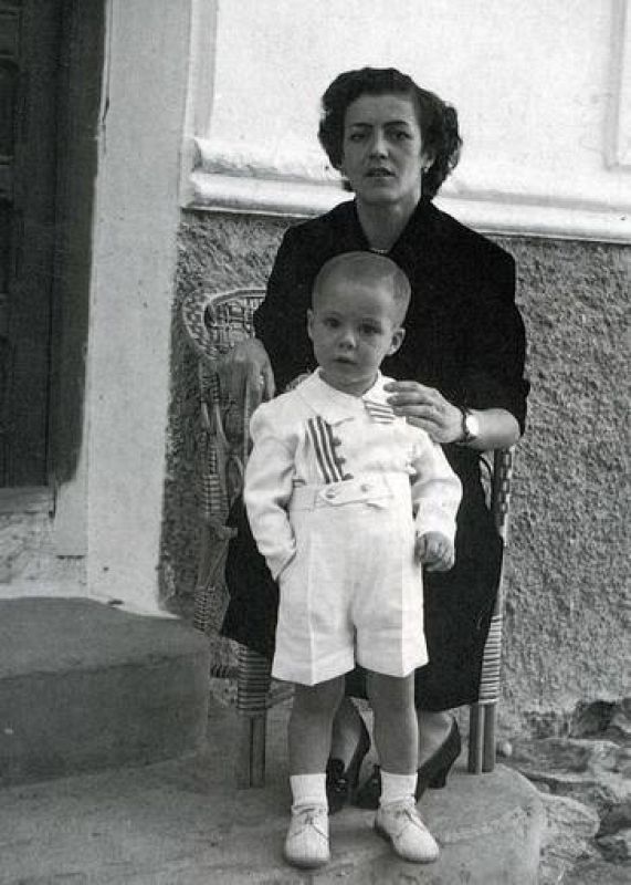  Junto a su madre, Amelia