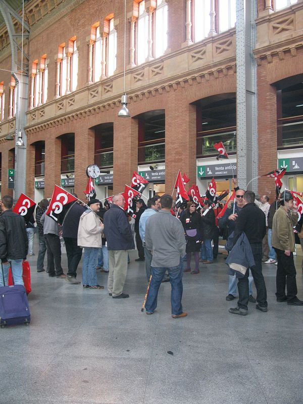 Los manifestantes han recorrido la Estación de Atocha para informar a los pasajeros.