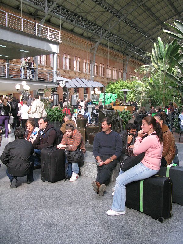 Pasajeros afectados por la huelga esperan en la Estación de Atocha