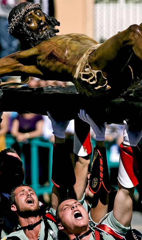 El crucificado ha sido sostenido a pulso en algunos momentos por los soldados