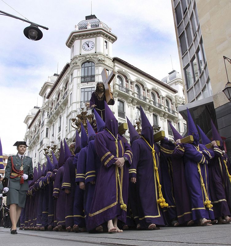 La imagen de Jesús Nazareno con el Cirineo, en la procesión de "Los Pasos", en su recorrido por la calle Mayor de Palencia.