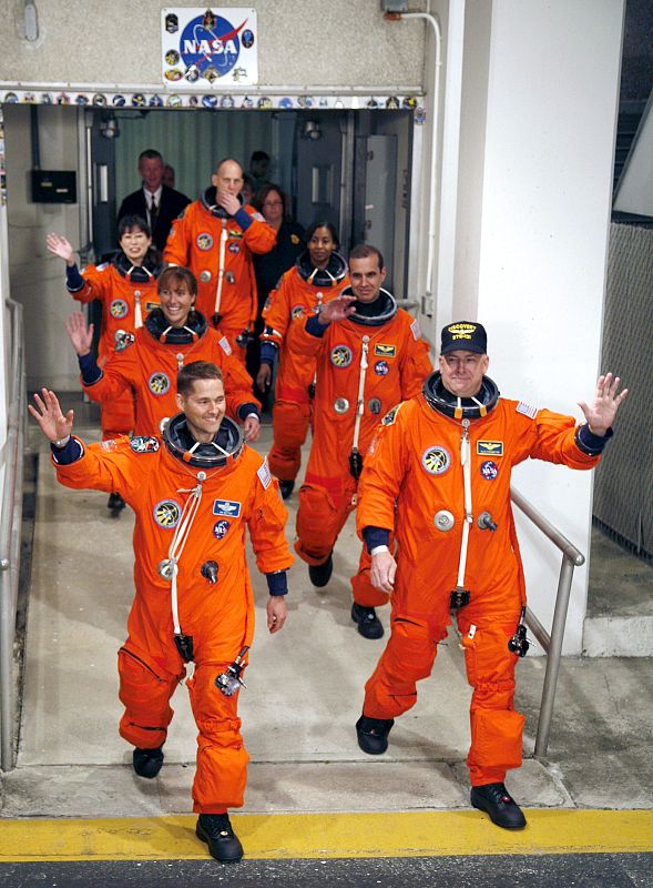 DISCOVERY PARTE A UNA MISIÓN DE 13 DÍAS A LA ESTACIÓN ESPACIAL INTERNACIONAL