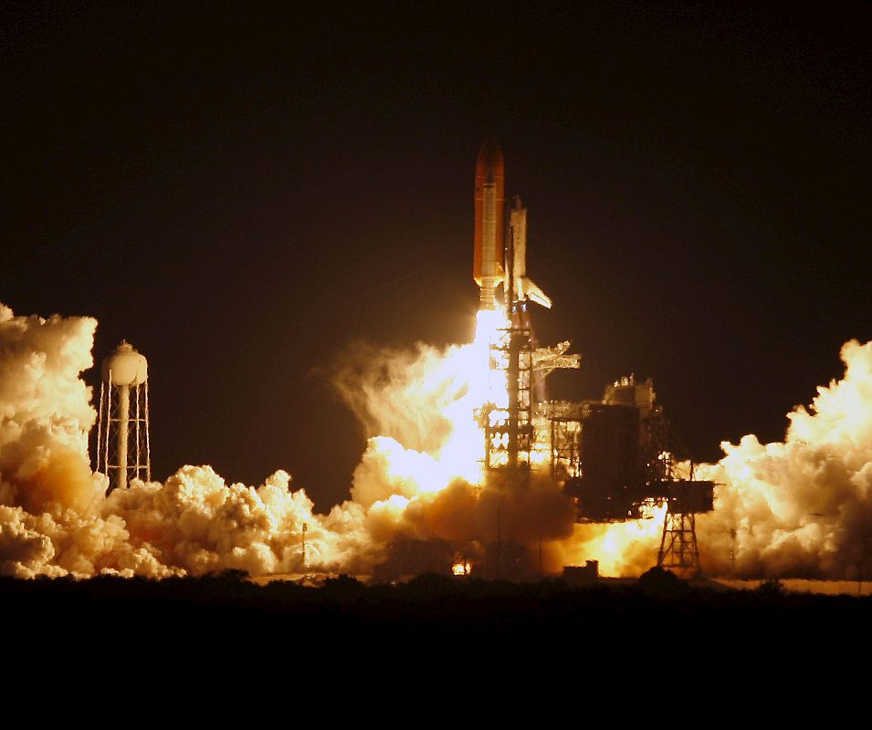 EL TRANSBORDADOR DISCOVERY, CON SIETE ASTRONAUTAS, PARTE PARA MISIÓN ESPACIAL