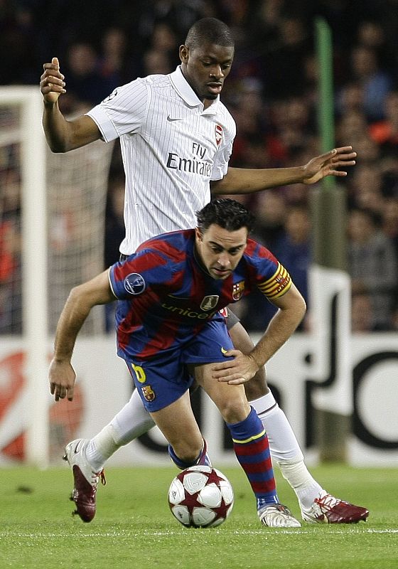 Xavi cae ante la presión de Diaby.