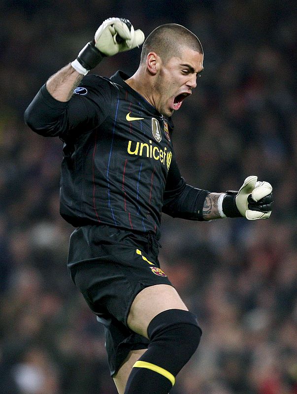 El portero del FC Barcelona Víctor Valdés celebra la consecución del segundo gol de su equipo frente al Arsenal.