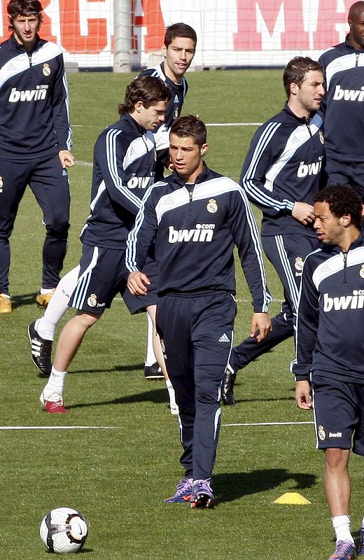 Entrenamiento blanco  dos días antes del partido que disputarán al FC Barcelona en el Santiago Bernabeu