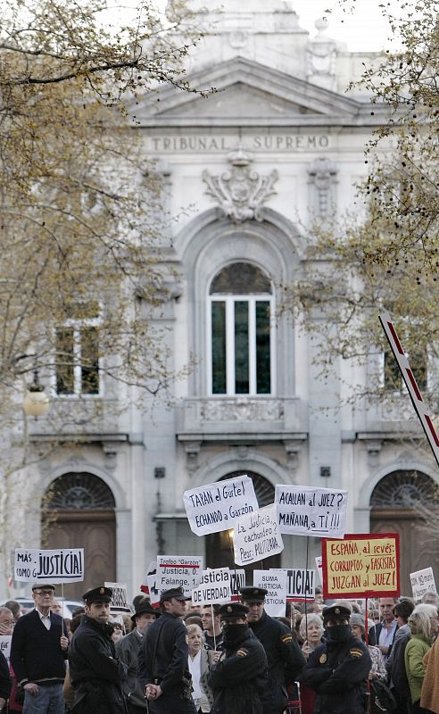 Agentes de la policía junto a gran número de personas durante la manifestación llevada a cabo ante la Audiencia Nacional.