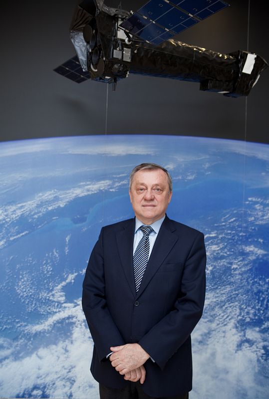 "La misión del ESAC es albergar los centros de operaciones científicas de todas las misiones que tiene la Agencia Espacial Europea (ESA)", explica a RTVE.es Vicente Gómez, director del centro.