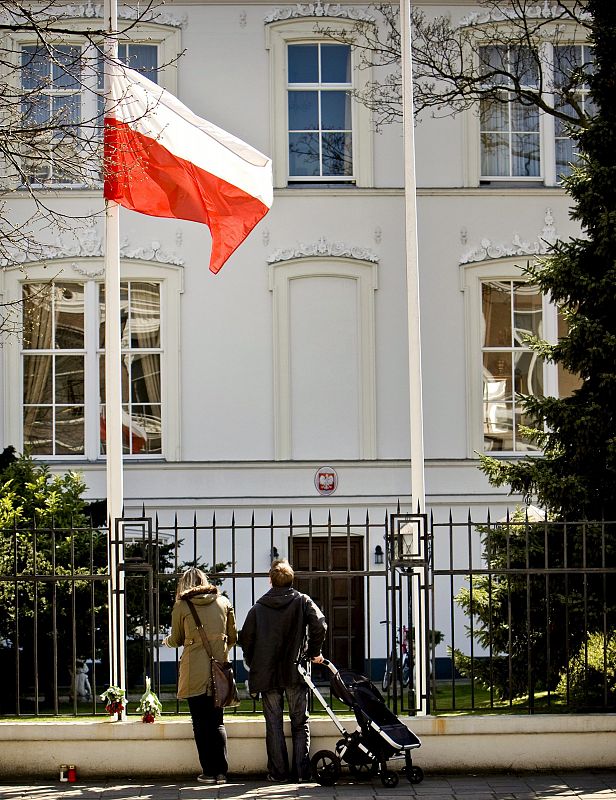 LA BANDERA POLACA ONDEA A MEDIA ASTA FRENTE A LA EMBAJADA DE POLONIA EN LA HAYA