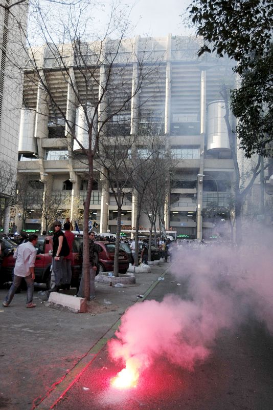 Había ambiente en las inmediaciones del Estado Bernabéu desde antes del partido, con bengalas incluidas.