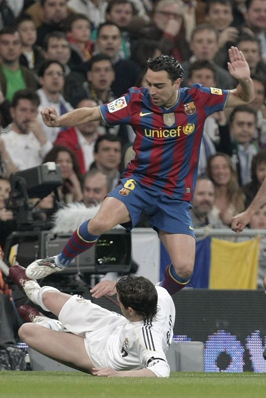 Cuando se pudo liberar de la defensa madridista, Xavi Hernández pudo empezar a ejercer de director de orquesta como en él es habitual.