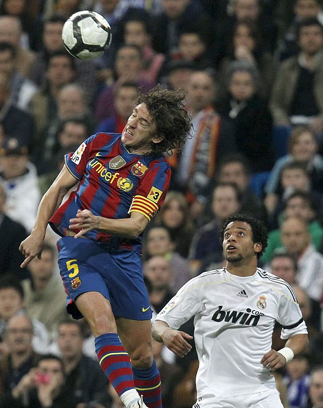 Puyol jugó en la banda como lateral derecho, donde se emparejó con el brasileño Marcelo.