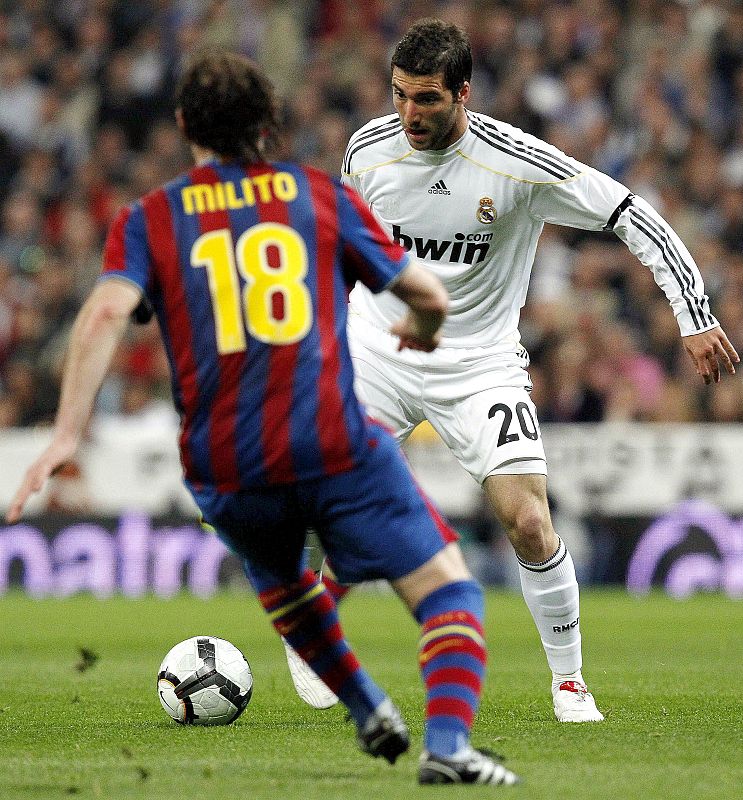 Higuaín encara a su compatriota Gabi Milito. Durante la primera parte, las defensas se impusieron a los ataques.