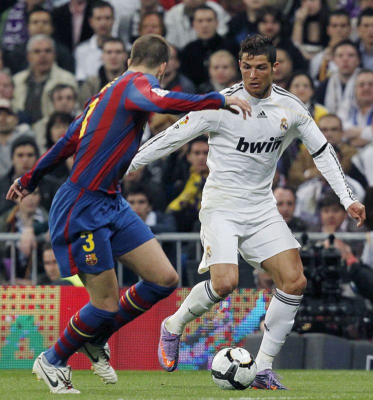 El central del FC Barcelona Gerard Piqué fue un perro de presa implacable para las aventuras de Cristiano Ronaldo.