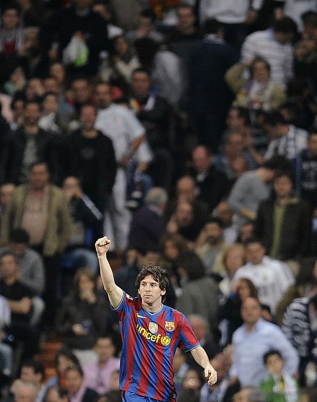 Messi volvió a marcar en el Santiago Bernabéu un gol trascendental, que acerca a su equipo al título.