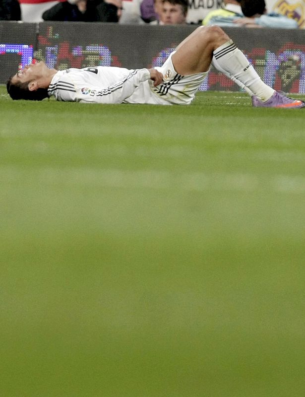 Cristiano Ronaldo permanece en el terreno de juego después de la derrota ante el FC Barcelona.