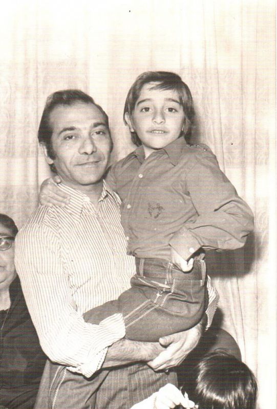 Antonio Carmona, en brazos de su padre